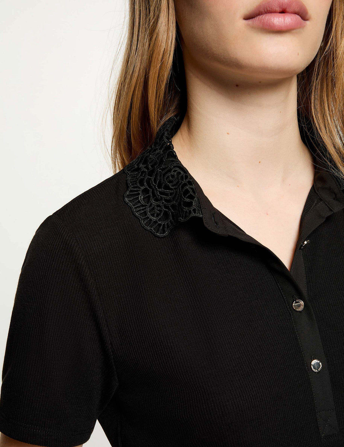 Licht Gebreid T-shirt met Kanten Halslijn en Inkeping