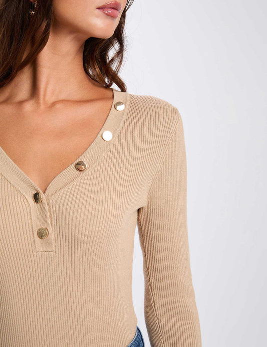 Getailleerde V-hals Trui met Knopen