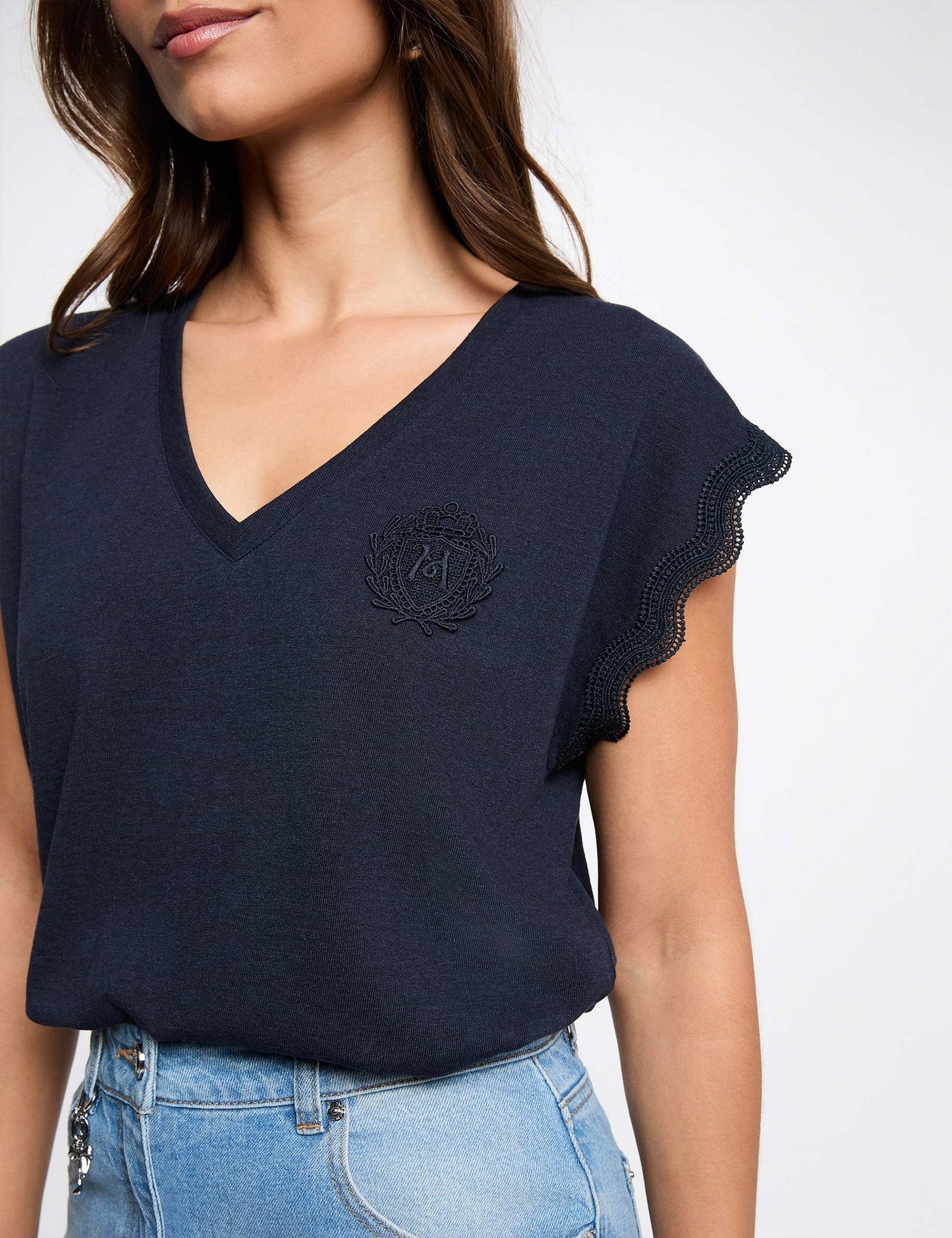 T-shirt met V-hals en korte mouwen