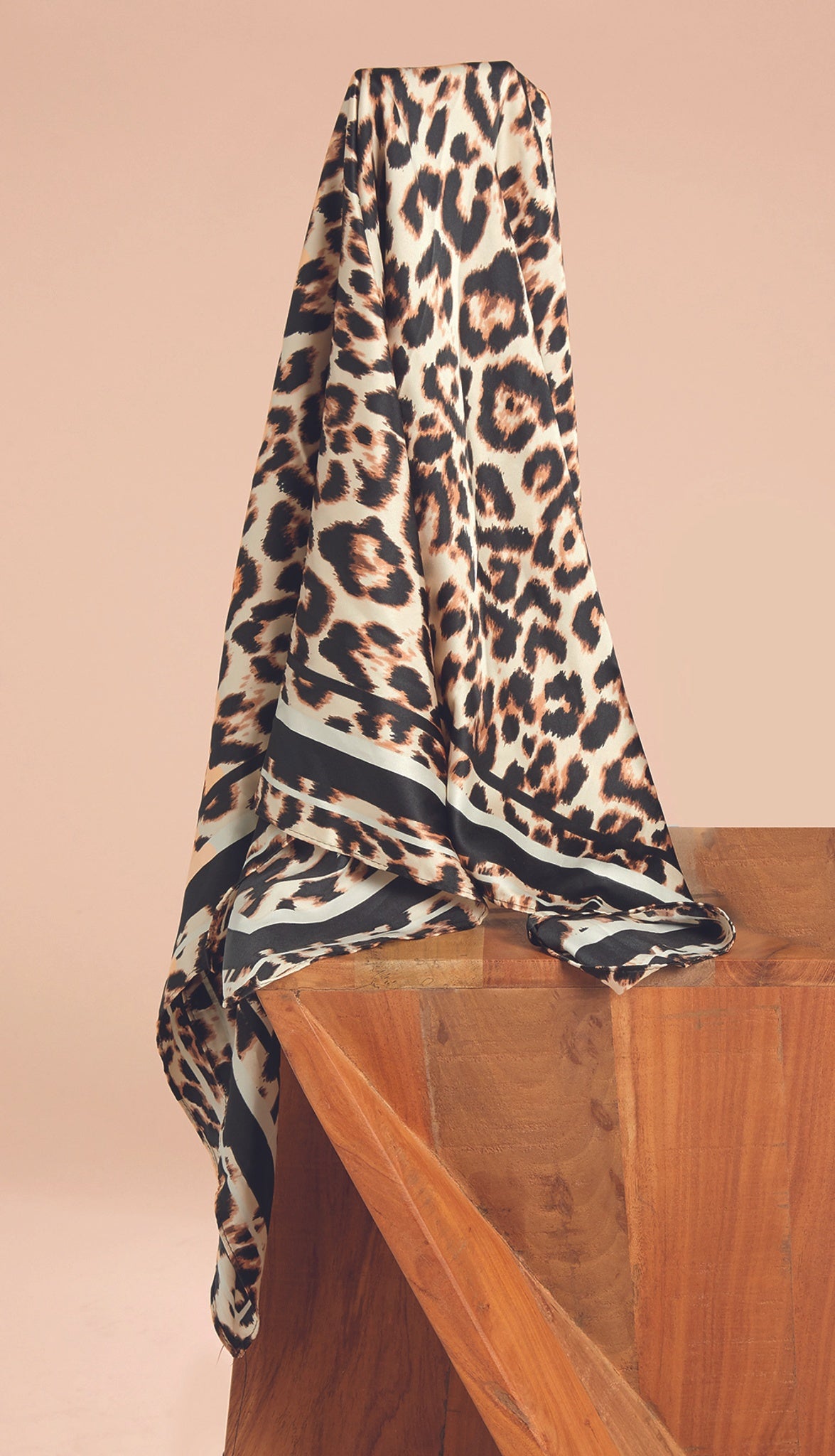 Satijnen Foulard met Luipaardprint