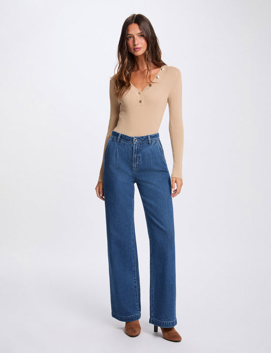 Getailleerde V-hals Trui met Knopen